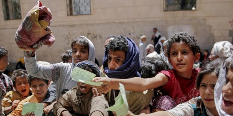 trẻ em Yemen xếp h&agrave;ng nhận viện trợ lương thực