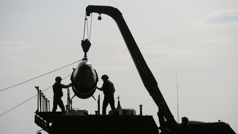 T&ecirc;n lửa được gắn v&agrave;o Iskander được đưa v&agrave;o bệ ph&oacute;n