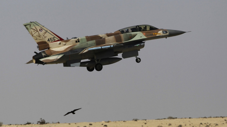 M&aacute;y bay F-16 của Israel cất c&aacute;nh từ căn cứ kh&ocirc;ng q