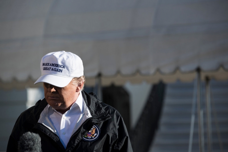 Tổng thống Trump n&oacute;i chuyện với ph&oacute;ng vi&ecirc;n trước k