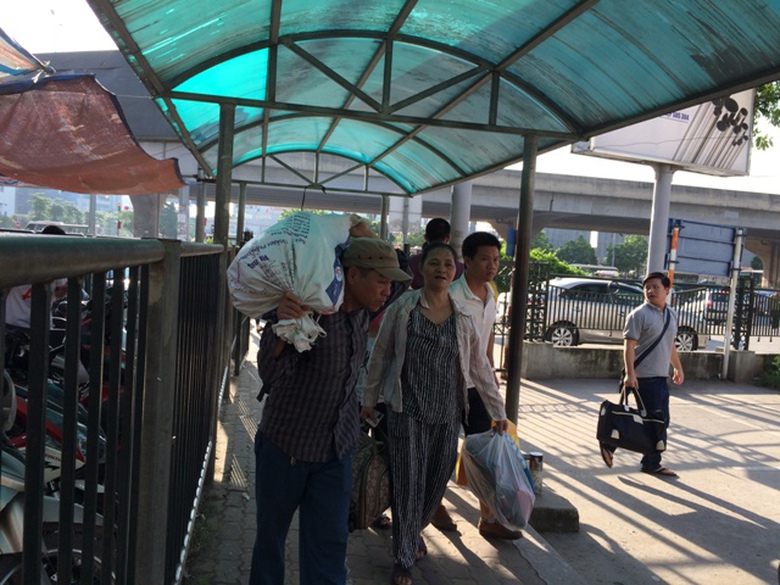 Ngay từ s&aacute;ng sớm người d&acirc;n đ&atilde; đổ về bến xe để về q