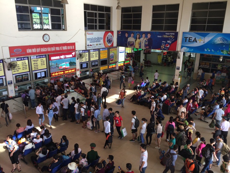 Ph&ograve;ng chờ của bến xe đ&ocirc;ng nghịt người sang 2-9 