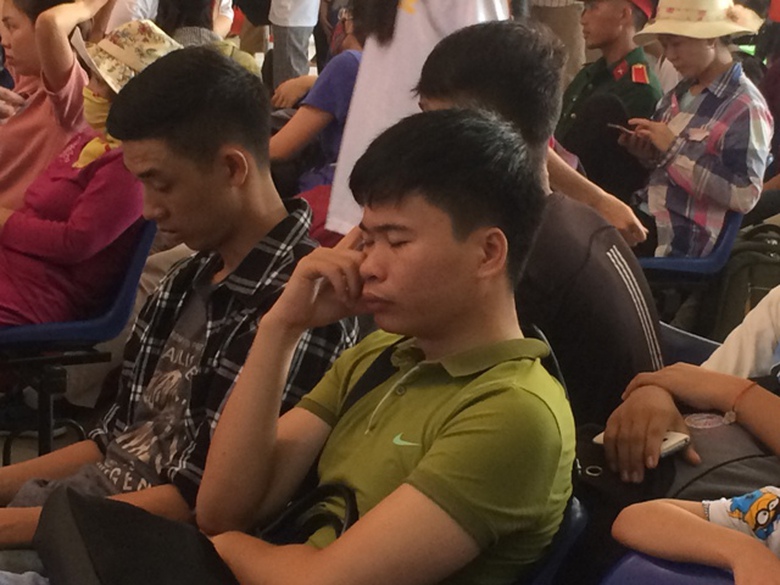 Nhiều h&agrave;nh kh&aacute;ch tỏ vẻ mệt mỏi v&igrave; chờ đợi