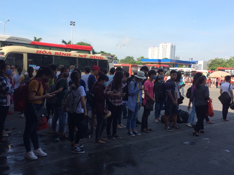 Do xe trước đ&atilde; qu&aacute; đ&ocirc;ng n&ecirc;n h&agrave;nh kh&aacute;ch phải chờ xe