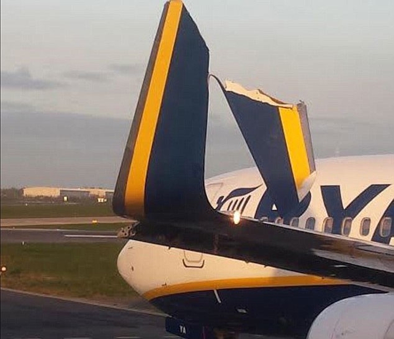 may-bay-ai-len-gay-canh