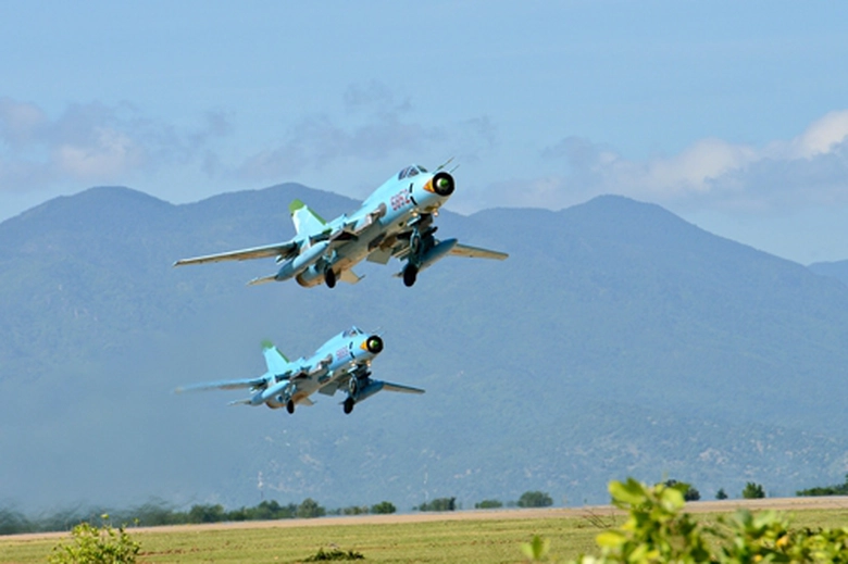 may-bay-su22-6