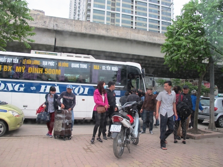 xe kh&aacute;ch Anh Huy trả kh&aacute;ch tại Đường Khuất Duy Tiế