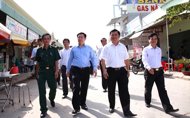 Đo&agrave;n c&ocirc;ng t&aacute;c Ban Kinh tế Trung ương khảo s&aacute;t tuyế