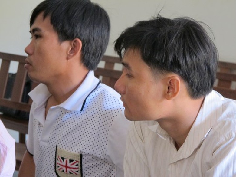 Biết xe gian nhưng Thực (ảnh tr&aacute;i) v&agrave; Ph&uacute;c vẫn mua để sang tay kiếm lời