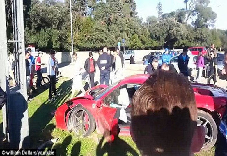  Hiện trường hỗn loạn vụ tai nạn li&ecirc;n ho&agrave;n m&agrave; Niang g&acirc;y ra ở Ph&aacute;p