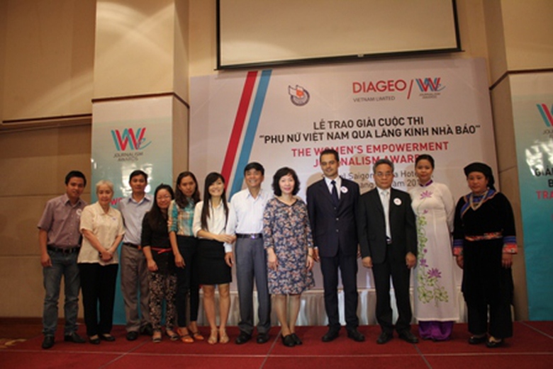 Ph&oacute; chủ tịch Hội Nh&agrave; b&aacute;o Việt Nam (thứ 3, từ phải qua) v&agrave; Tổng gi&aacute;m đốc Diageo (đứng kế b&ecirc;n) chụp ảnh lưu niệm với c&aacute;c t&aacute;c giả đoạt giải