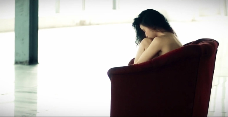 C&ocirc; d&ugrave;ng h&igrave;nh ảnh b&aacute;n nude v&igrave; muốn lột trần cảm x&uacute;c b&ecirc;n trong của m&igrave;nh - một người &ldquo;Sợ y&ecirc;u&rdquo; hơn bất k&igrave; ai kh&aacute;c. 