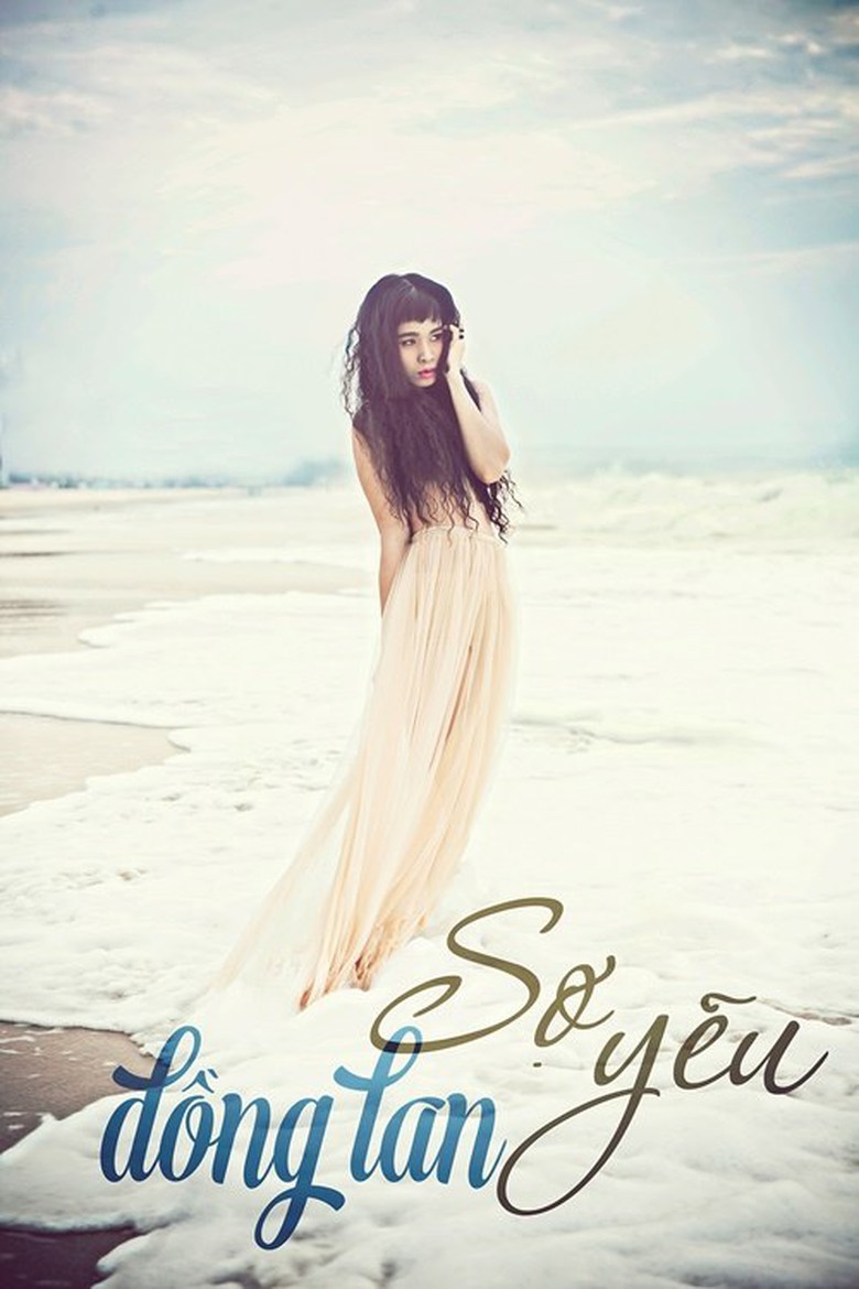 Trong MV &ldquo;Sợ y&ecirc;u&rdquo;, Đồng Lan đ&atilde; lần đầu ti&ecirc;n thể hiện một h&igrave;nh ảnh sexy v&agrave; gợi cảm hơn. C&ocirc; d&ugrave;ng h&igrave;nh ảnh b&aacute;n nude v&igrave; muốn lột trần cảm x&uacute;c b&ecirc;n trong của m&igrave;nh - một người &ldquo;Sợ y&ecirc;u&rdquo; hơn bất k&igrave; ai kh&aacute;c. B&aacute;n nude nhưng vừa đủ, kh&ocirc;ng tạo cảm gi&aacute;c trần tục, c&oacute; lẽ v&igrave; c&ocirc; đ&atilde; mang c&aacute;i thứ cảm x&uacute;c qu&aacute; mong manh kia ra phơi b&agrave;y để người ta chỉ c&ograve;n thấy điều duy nhất: &ldquo;Trong t&igrave;nh y&ecirc;u, Lan&ldquo;nh&uacute;t nh&aacute;t như một đứa trẻ