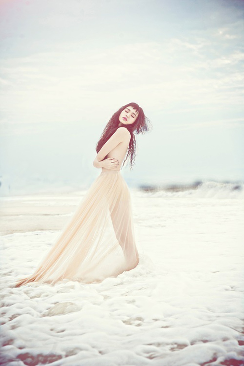 MV &ldquo;Sợ y&ecirc;u&rdquo; được quay tại H&agrave; Nội, tr&ecirc;n tầng 14 của một t&ograve;a nh&agrave; bỏ trống, những &ocirc; cửa k&iacute;nh c&ograve;n chưa lắp hết, trong đ&ecirc;m lạnh dưới 10 độ để đảm bảo cho nội dung v&agrave; cảm gi&aacute;c thật của MV. Đồng Lan đ&atilde; thể hiện ch&iacute;nh những cảm x&uacute;c thật b&ecirc;n trong con người m&igrave;nh: mong manh, sợ h&atilde;i, phảng phất nỗi trống vắng. Đối mặt với nỗi c&ocirc; đơn, Đồng Lan chỉ mang một chiếc v&aacute;y thật mỏng v&agrave; tuyệt đối đi ch&acirc;n trần trong suốt qu&aacute; tr&igrave;nh quay.