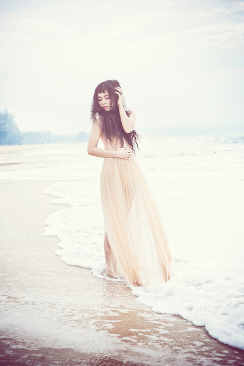  Trong c&aacute;i lạnh của H&agrave; Nội khi ấy, nhiều khi Đồng Lan cắn răng hoặc chạy một v&ograve;ng cho cảm thấy ấm hơn tr&ecirc;n s&agrave;n đ&aacute; lạnh. Những cảnh quay n&agrave;y kết th&uacute;c l&uacute;c 5 giờ s&aacute;ng, đ&oacute; cũng l&agrave; l&iacute; do khiến c&ocirc; sốt 3 ng&agrave;y sau đ&oacute;.