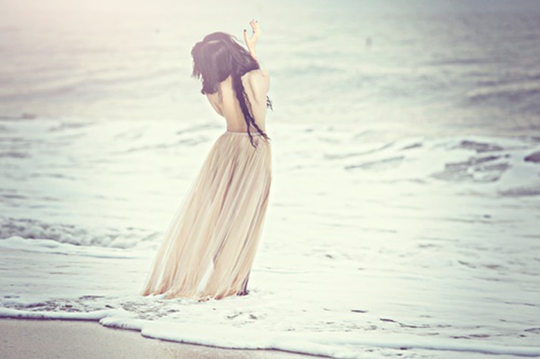 Đồng Lan hi vọng: &ldquo;Qua &ldquo;Sợ y&ecirc;u&rdquo;, t&ocirc;i sẽ chuyển tải được thứ th&ocirc;ng điệp quen m&agrave; lạ v&agrave; ai cũng thấy được nỗi c&ocirc; đơn của m&igrave;nh trong đ&oacute;. Để rồi, đừng v&ocirc; t&igrave;nh m&agrave; bạc đ&atilde;i nhau. Ta cần y&ecirc;u thương n&oacute; nhiều hơn, y&ecirc;u thương lấy ch&iacute;nh nỗi đau của m&igrave;nh. Sợ y&ecirc;u l&agrave; v&igrave; cần y&ecirc;u v&ocirc; tận.