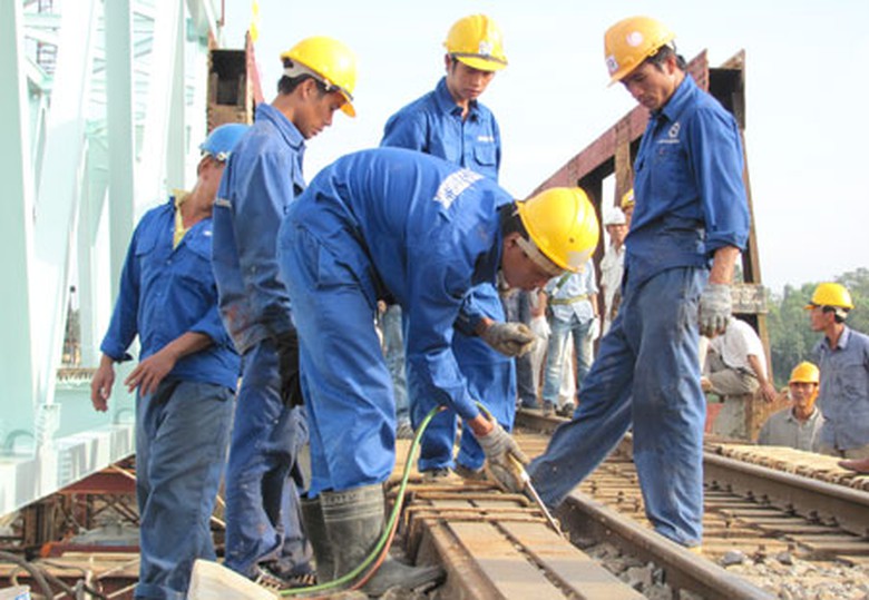 Thi c&ocirc;ng thay thế cầu đường sắt