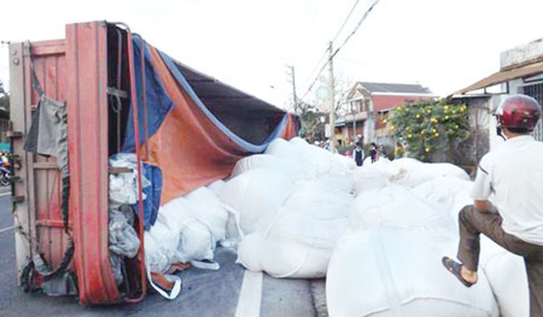 Xe container chuy&ecirc;n vận chuyển bauxite của C&ocirc;ng ty TNHH x&acirc;y dựng Trung Tiến bị lật tại kh&uacute;c cua dốc L&acirc;m Trường, L&acirc;m Đồng