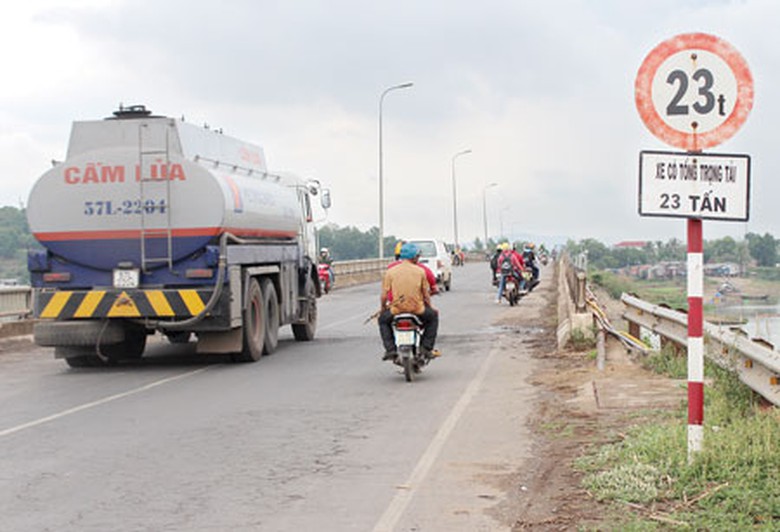 Cầu La Ng&agrave; h&agrave;ng ng&agrave;y phải oằn m&igrave;nh c&otilde;ng xe qu&aacute; tải