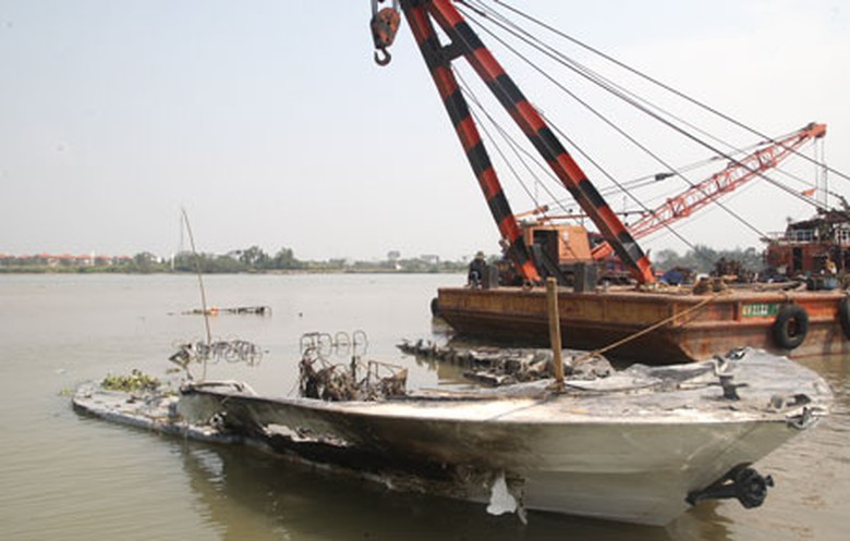 T&agrave;u c&aacute;nh ngầm Vina Express 01 tr&ecirc;n s&ocirc;ng S&agrave;i G&ograve;n bị ch&aacute;y ng&agrave;y 20/1/2014