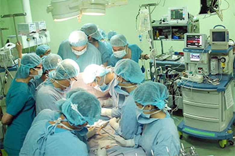 K&iacute;p phẫu thuật tiến h&agrave;nh phẫu thuật t&aacute;ch rời cặp song sinh