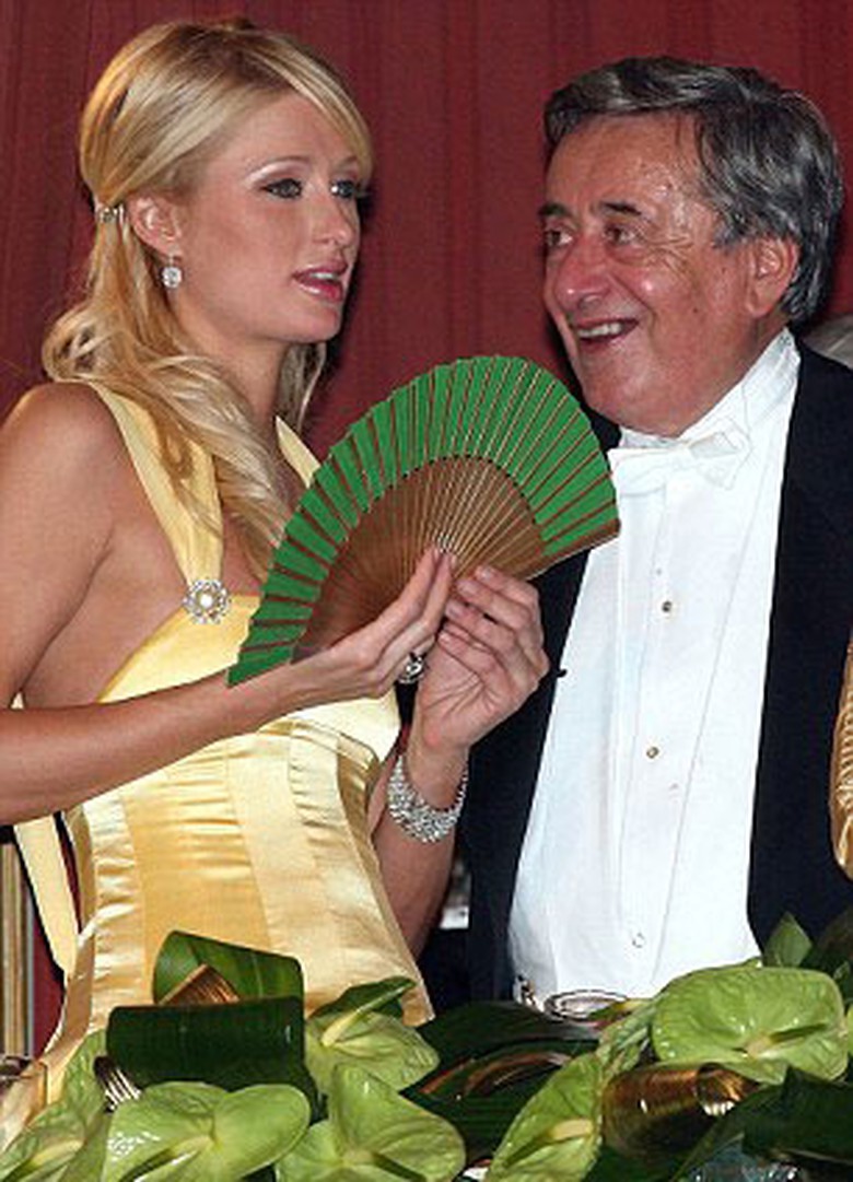 Richard mời Paris Hilton tới vũ hội v&agrave;o năm 2007.