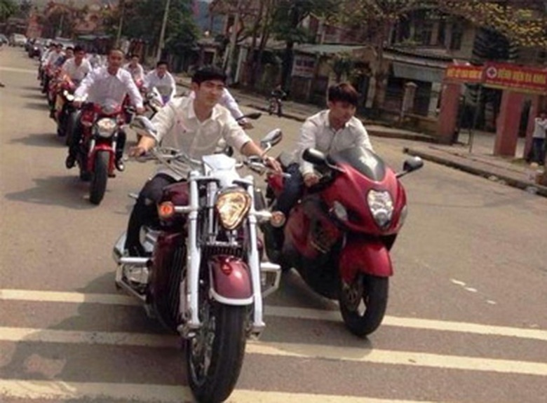 Nếu những người tr&ocirc;ng ảnh xuất tr&igrave;nh được đầy đủ giấy tờ họ chỉ bị phạt nguội lỗi kh&ocirc;ng đội mũ bảo hiểm