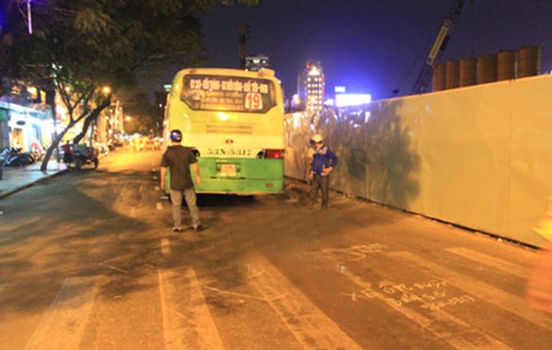 Cơ quan chức năng phải di dời xe bu&yacute;t đi nơi kh&aacute;c mới lấy được thi thể nạn nh&acirc;n ra ngo&agrave;i