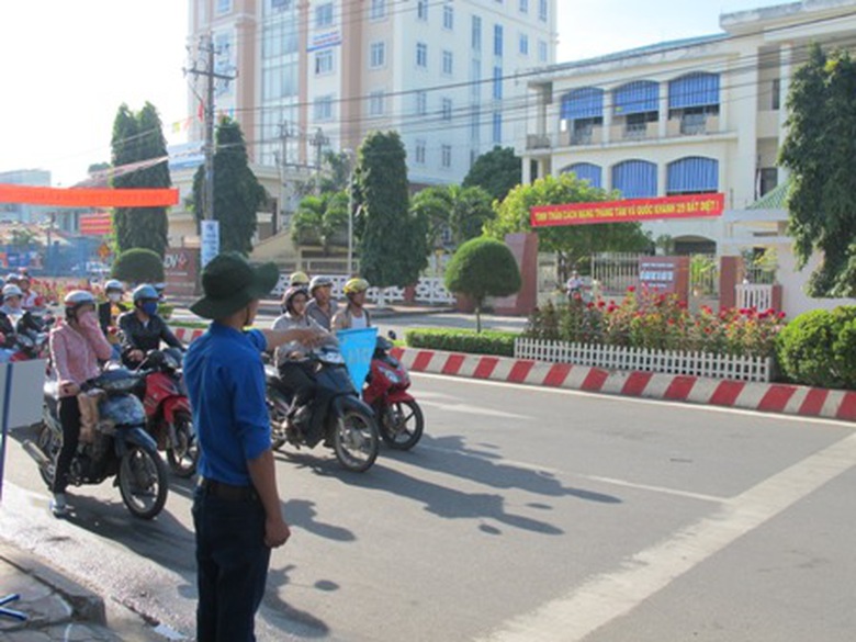 Lực lượng ĐVTN Quảng Ng&atilde;i hướng dẫn giao th&ocirc;ng tr&ecirc;n c&aacute;c tuyến đường trọng điểm TP. Quảng Ng&atilde;i