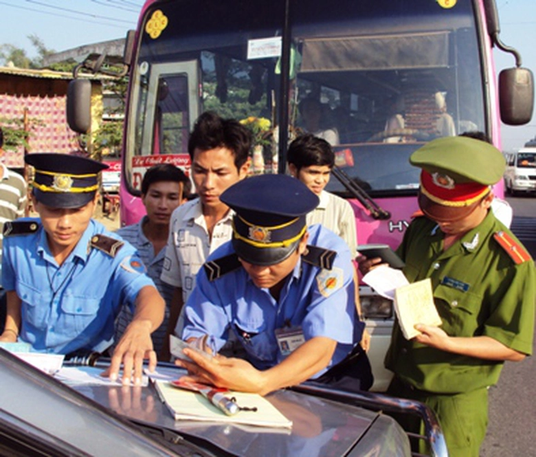 Lực lượng Thanh tra Sở GTVT phối hợp với C&ocirc;ng an kiểm tra, xử l&yacute; vi phạm trật tự ATGT tr&ecirc;n tuyến QL1