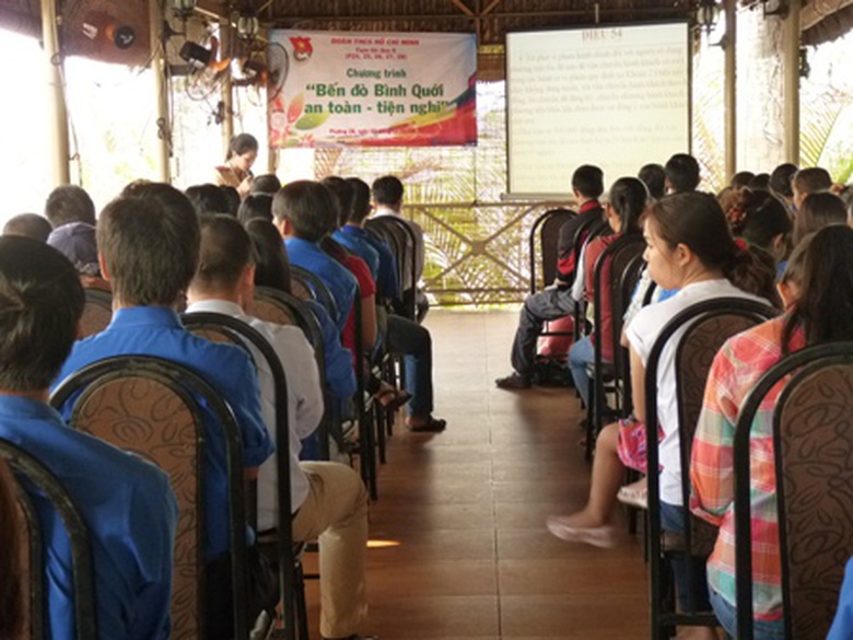 Ph&ograve;ng CSGT đường thuỷ tuy&ecirc;n truyền cho Đo&agrave;n vi&ecirc;n thanh ni&ecirc;n Q. B&igrave;nh Thạnh về việc sử dụng &aacute;o phao khi đi đ&ograve;. 