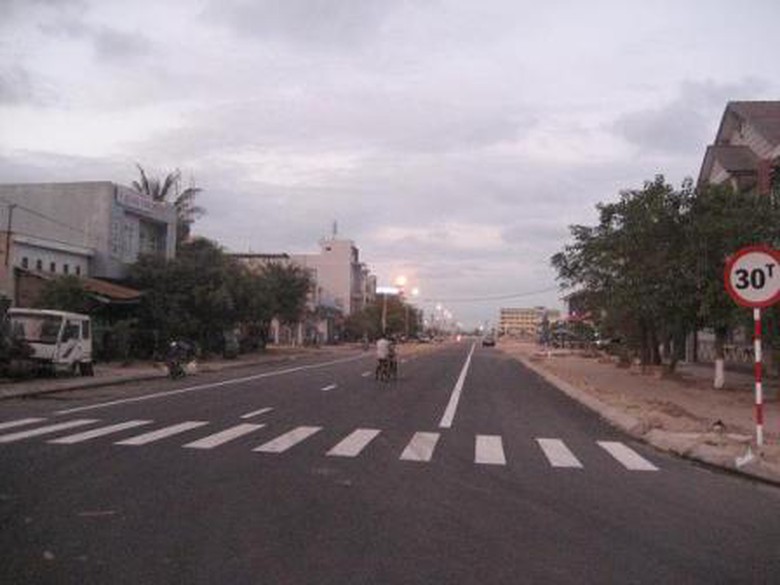 Đường Điện Bi&ecirc;n Phủ, B&igrave;nh Định đ&atilde; tr&atilde;i thảm nhựa