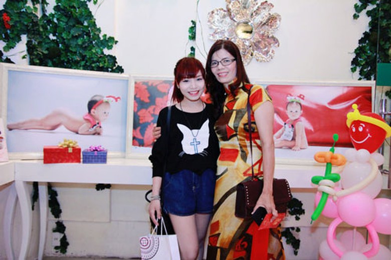  B&ecirc;n cạnh gia đ&igrave;nh v&agrave; bạn b&egrave;, buổi tiệc c&ograve;n c&oacute; sự xuất hiện của Vũ Thảo My (Qu&aacute;n Qu&acirc;n The Voice 2013) - ch&aacute;u g&aacute;i c&ocirc; 