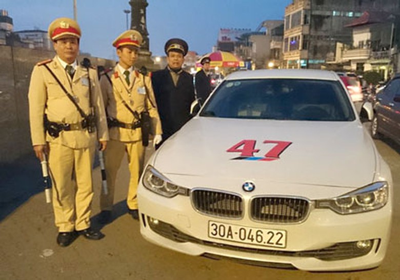 &ocirc; t&ocirc; BMW g&acirc;y tai nạn bỏ chạy.