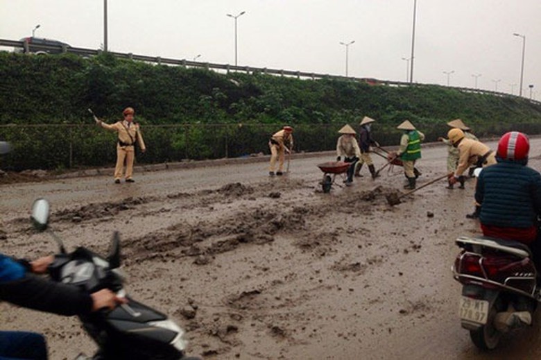 Chiến sỹ cảnh s&aacute;t giao th&ocirc;ng đội 14 tham gia l&agrave;m sạch đường phố (Ảnh: PV/Vietnam+)