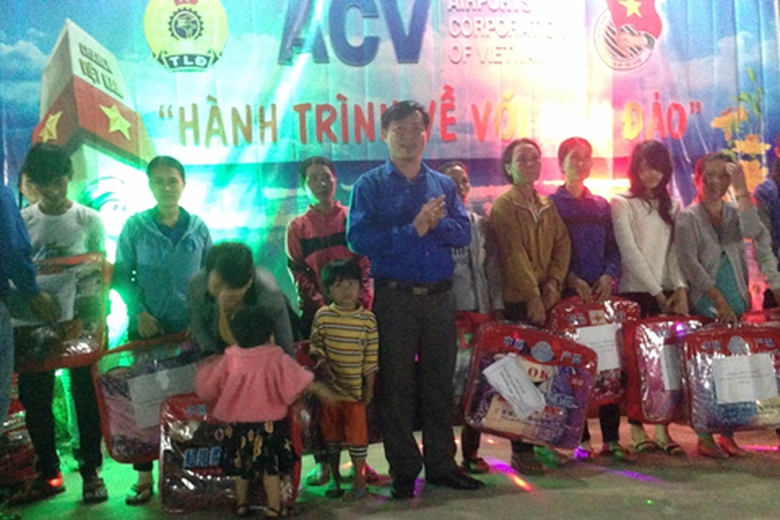 Tặng chăn ấm cho nh&acirc;n d&acirc;n đảo L&yacute; Sơn