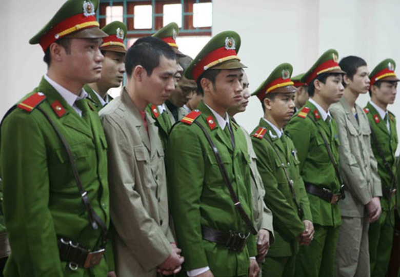 C&aacute;c bị c&aacute;o tại t&ograve;a - Ảnh: H.A