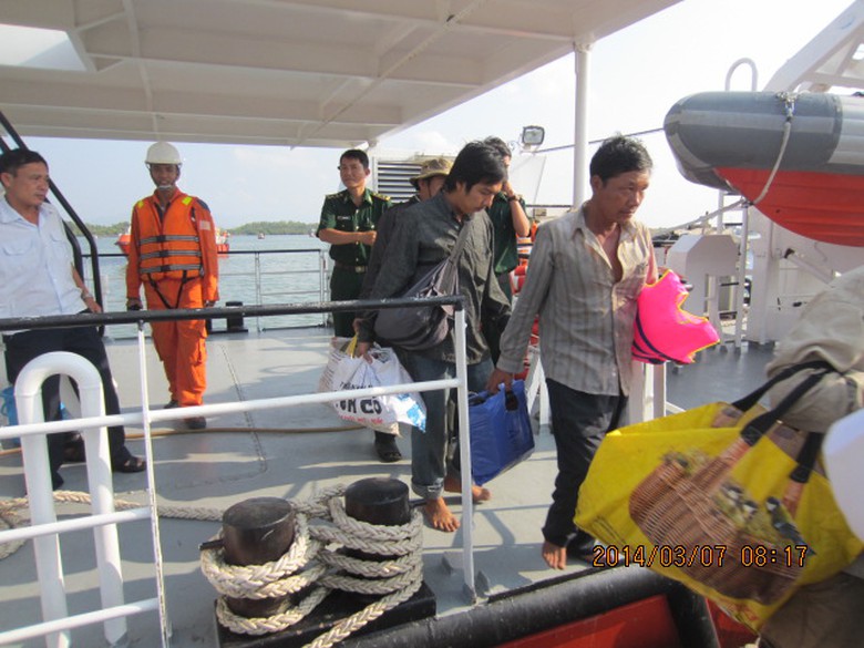 Lúc 9 giờ sáng nay (7/3), toàn b&ocirc;̣ 17 thuy&ecirc;̀n vi&ecirc;n đã được đưa vào bờ an toàn