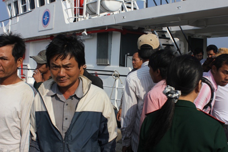 Những người th&acirc;n của thuy&ecirc;̀n vi&ecirc;n con tàu gặp nạn vui mừng chào đón họ