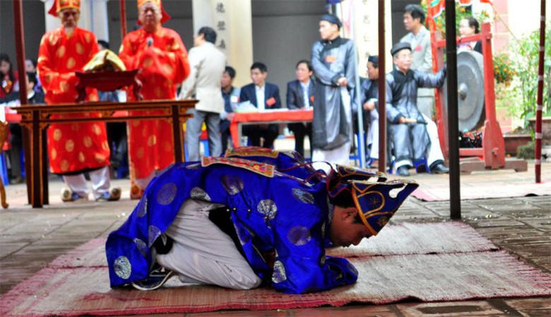 Người cao tuổi trong l&agrave;ng đang thực hiện c&aacute;c nghi lễ trong lễ hội