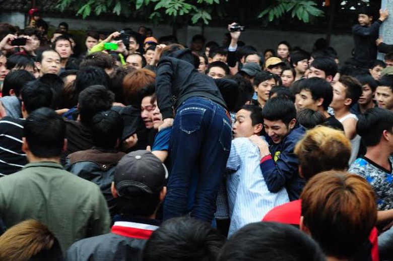 Gi&agrave;nh giật v&agrave; chen ch&uacute;c, ai cũng ming c&oacute; được c&acirc;y b&ocirc;ng