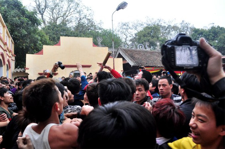 Kh&ocirc;ng chỉ giằng b&ocirc;ng mới chen ch&uacute;c, người quay phim cũng cố chen bằng được