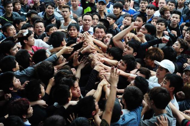 Kh&ocirc;ng kh&iacute; giằng b&ocirc;ng diễn ra quyết liệt v&agrave; đầy h&agrave;o hứng