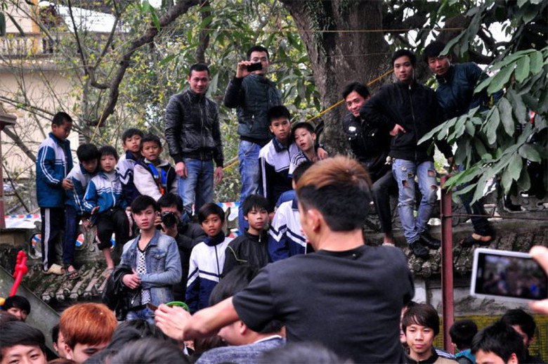 Do s&acirc;n đ&igrave;nh qu&aacute; đ&ocirc;ng, lũ trẻ con phải tr&egrave;o l&ecirc;n bờ tường để theo d&otilde;i kh&ocirc;ng kh&iacute; n&aacute;o nhiệt của giằng b&ocirc;ng