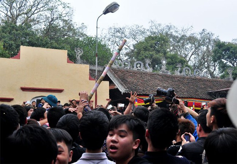 Người duy nhất cầm c&acirc;y b&ocirc;ng l&ecirc;n khỏi đ&aacute;m đ&ocirc;ng sẽ l&agrave; người thắng cuộc