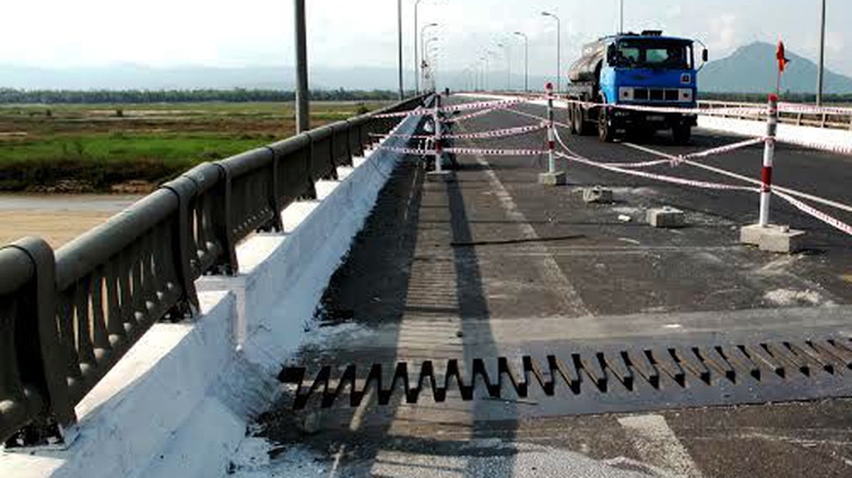 2 gối cầu bị chệch sẽ được thay thế trong v&agrave;i ng&agrave;y tới