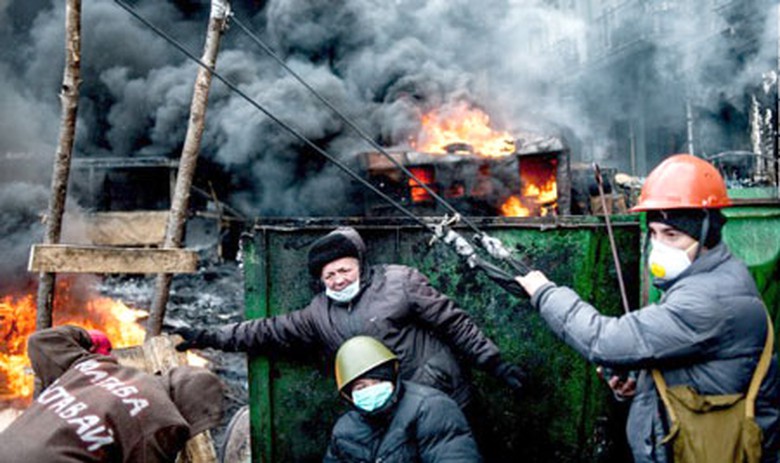 94 người chết, hơn 900 người bị thương trong c&aacute;c cuộc biểu t&igrave;nh, nhiều người trong số đ&oacute; thiệt mạng bởi c&aacute;c tay s&uacute;ng bắn tỉa