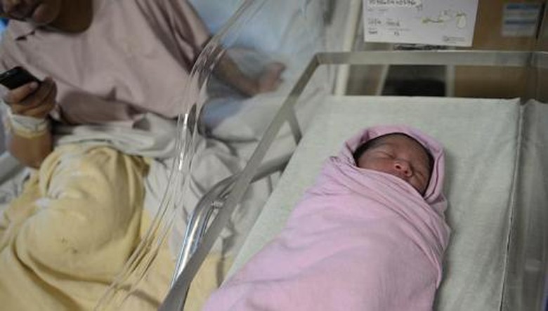 C&ocirc; con g&aacute;i m&agrave; Shuana Agus Abdul Salam đẻ rơi tr&ecirc;n xe bus rất khỏe mạnh