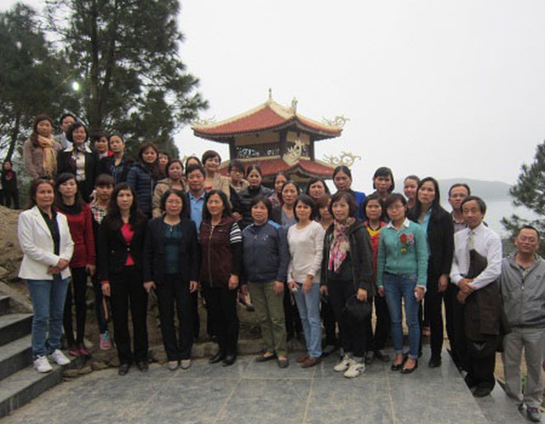 Đo&agrave;n c&ocirc;ng t&aacute;c chụp ảnh lưu niệm tại Khu an t&aacute;ng Đại tướng V&otilde; Nguy&ecirc;n Gi&aacute;p