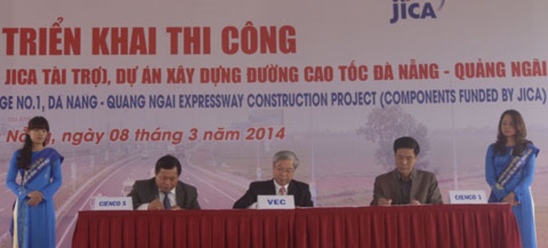 K&yacute; kết giao ước thực hiện đ&uacute;ng tiến độ thi c&ocirc;ng g&oacute;i thầu giữa l&atilde;nh đạo VEC, Cienco5 v&agrave; Cienco1.